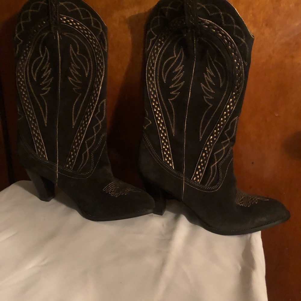 Brown suede with gold stitch cow girl boots.